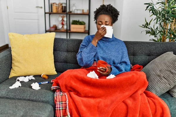 Afro Amerikalı Kadın Peçete Kullanıyor Evde Kahve Içiyor — Stok fotoğraf