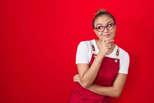 Young Hispanic Woman Wearing Waitress Apron Red Background Looking Confident — Stock Photo, Image