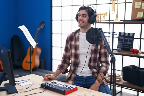 Genç Spanyol Bir Adam Müzik Stüdyosunda Piyano Çalıyor Yüzünde Gülümseme — Stok fotoğraf