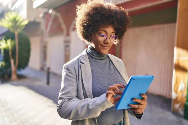Mujer Afroamericana Ejecutiva Sonriendo Confiada Usando Touchpad Calle —  Fotos de Stock