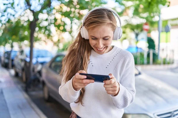 Young Blonde Woman Smiling Confident Watching Video Smartphone Street — ストック写真