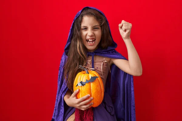 Niña Hispana Vistiendo Disfraz Bruja Halloween Enfadada Frustrada Gritando Rabia —  Fotos de Stock