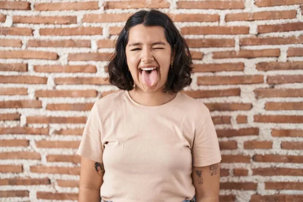 Mulher Hispânica Jovem Sobre Tijolos Parede Furando Língua Para Fora — Fotografia de Stock