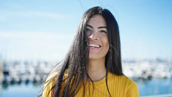 Mladá Krásná Hispánská Žena Usmívá Sebevědomě Stojící Moře — Stock fotografie