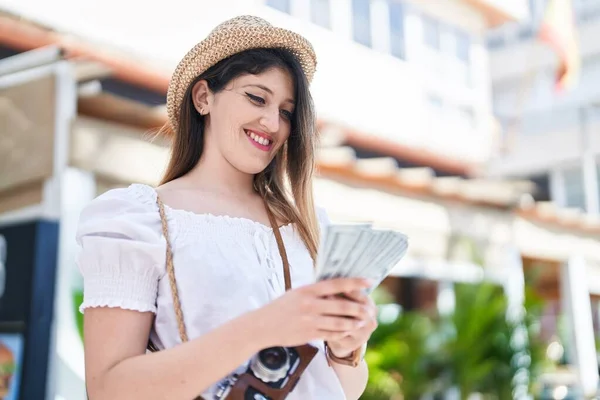 Young Hispanic Woman Tourist Smiling Confident Counting Dollars Park — Stock Photo, Image