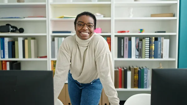 Africano Americano Mulher Estudante Sorrindo Confiante Por Mesa Biblioteca Universidade — Fotografia de Stock