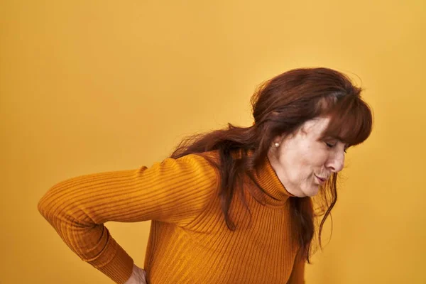 Mulher Hispânica Meia Idade Sobre Fundo Amarelo Sofrendo Dor Nas — Fotografia de Stock