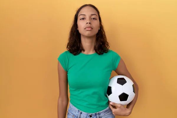 Молодая Латиноамериканка Держит Мяч Расслабленным Серьезным Выражением Лица Простой Естественный — стоковое фото