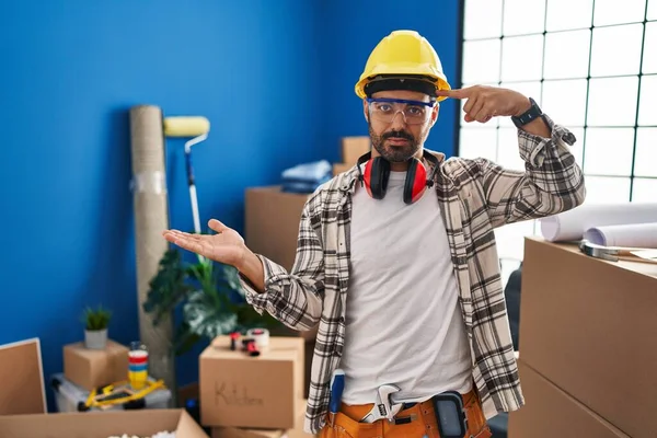 Junger Hispanischer Mann Mit Bart Der Bei Renovierungsarbeiten Hause Arbeitet — Stockfoto