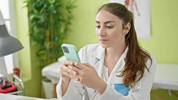 Joven Hermosa Mujer Hispana Médico Usando Teléfono Inteligente Trabajando Clínica — Foto de Stock