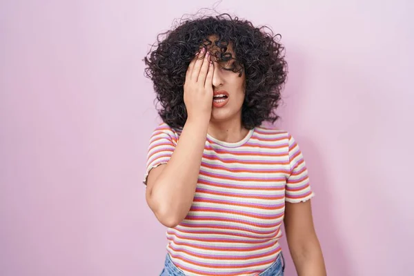 Young Middle East Woman Standing Pink Background Yawning Tired Covering — Stock Photo, Image