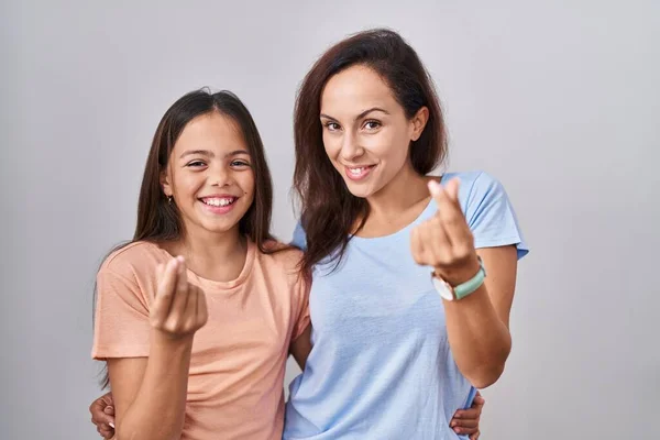 Genç Anne Kız Beyaz Arka Planda Duruyor Elleriyle Jest Yapıyor — Stok fotoğraf
