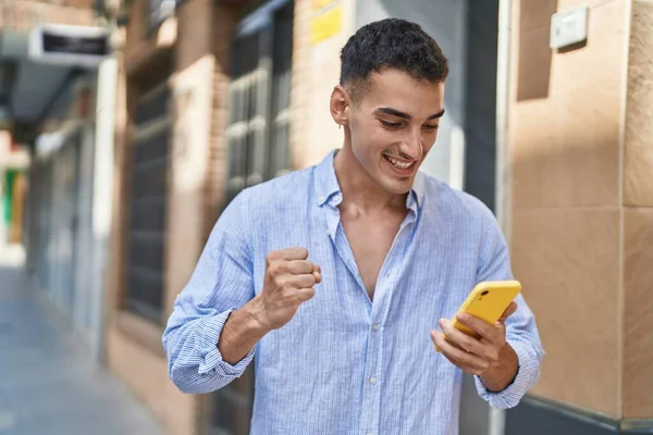 Jeune Homme Hispanique Souriant Confiant Utilisant Smartphone Dans Rue — Photo