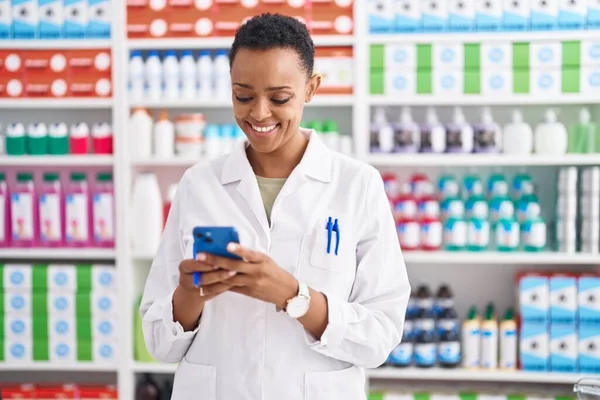 아프리카 미국인 약국에서 스마트폰을 사용하는 — 스톡 사진