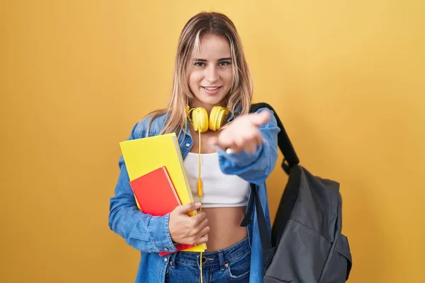 Junge Blonde Frau Trägt Studentenrucksack Und Hält Bücher Lächelnd Fröhlich — Stockfoto