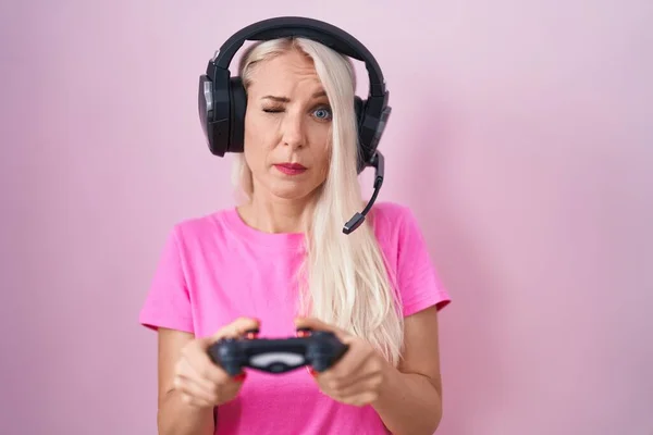 Kaukasische Frau Die Videospiel Spielt Hält Kontrolleur Skeptisch Und Nervös — Stockfoto