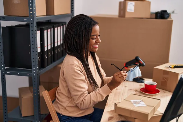 Африканская Американская Женщина Электронной Коммерции Бизнес Работник Чистые Очки Офисе — стоковое фото