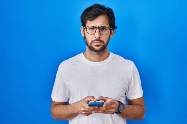 Knappe Latijnse Man Met Behulp Van Smartphone Typen Bericht Depressief — Stockfoto