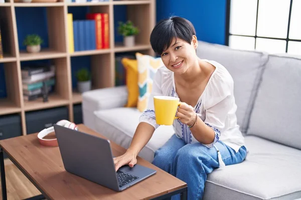 Middle Age Chinese Woman Using Laptop Drinking Coffee Home —  Fotos de Stock