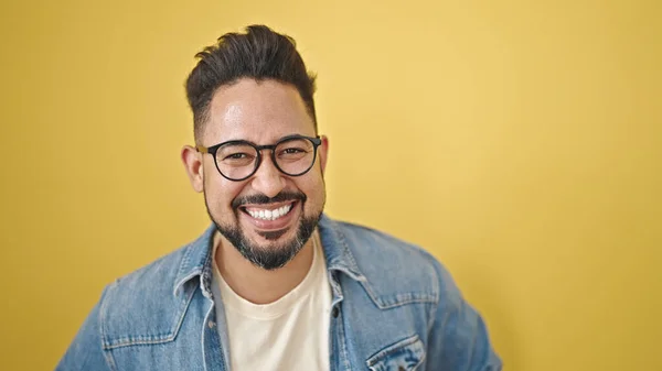 Jonge Latijnse Man Glimlachend Zelfverzekerd Staand Geïsoleerde Gele Achtergrond — Stockfoto