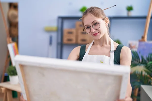 Young Caucasian Woman Artist Smiling Confident Looking Draw Art Studio — Stock Photo, Image