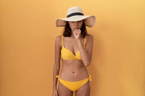 Jonge Spaanse Vrouw Met Bikini Zomerhoed Die Zich Onwel Voelt — Stockfoto