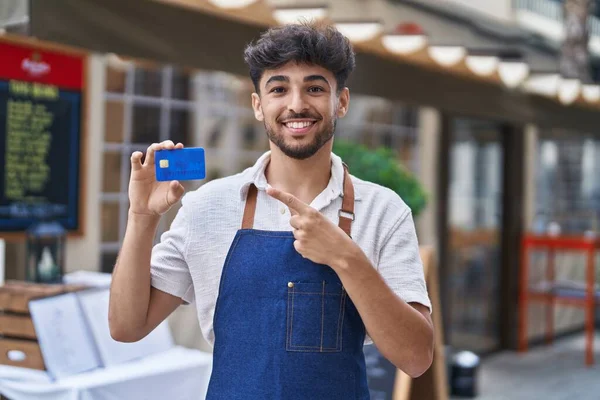 Homem Árabe Com Barba Vestindo Avental Garçom Terraço Restaurante Segurando — Fotografia de Stock