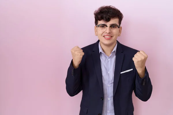 Fiatal Nem Bináris Férfi Szakállas Öltönyben Nyakkendőben Ünnepli Meglepett Csodálkozott — Stock Fotó