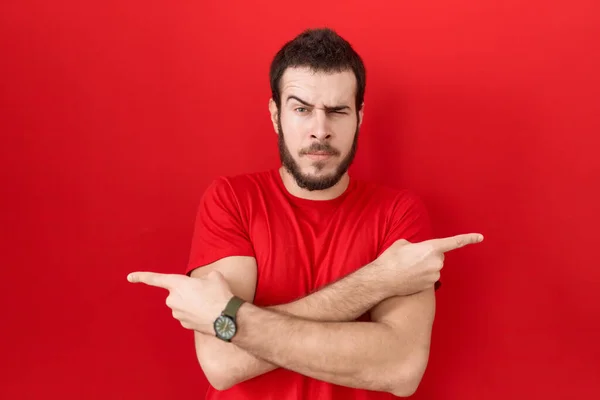Mladý Hispánec Neformální Červené Tričko Ukazující Obě Strany Prstem Jiný — Stock fotografie