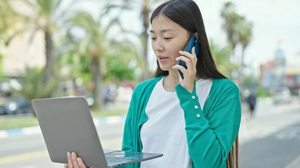 Genç Çinli Kadın Akıllı Telefonla Konuşuyor Sokakta Laptop Kullanıyor — Stok fotoğraf