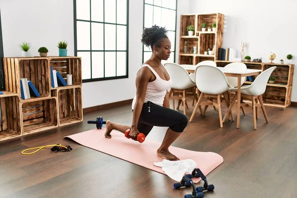 African American Woman Using Dumbbells Training Home — Stockfoto