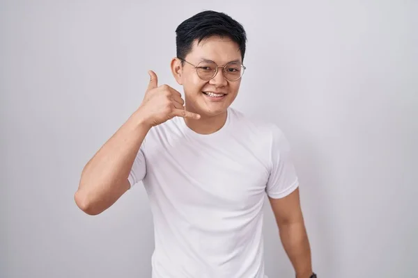 Joven Hombre Asiático Pie Sobre Fondo Blanco Sonriendo Haciendo Gesto — Foto de Stock