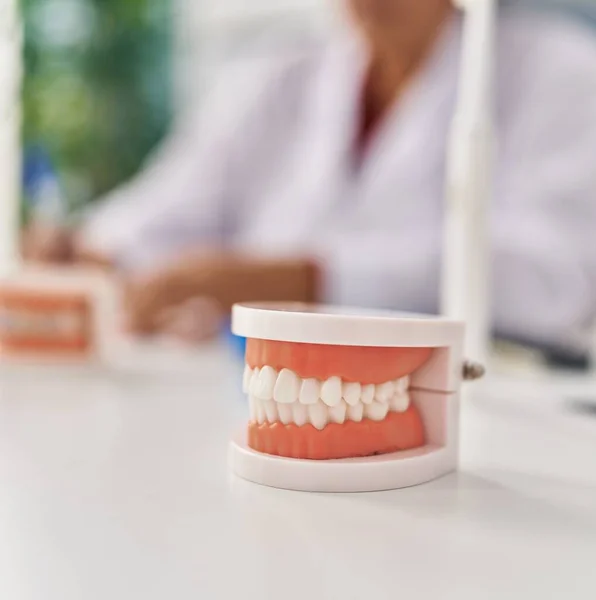 Latynoska Dentystka Średnim Wieku Pracująca Klinice — Zdjęcie stockowe