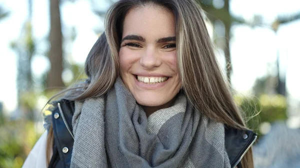 Jovem Bela Mulher Hispânica Sorrindo Confiante Rua — Fotografia de Stock