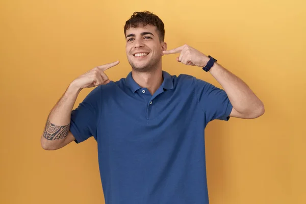 Young Hispanic Man Standing Yellow Background Smiling Cheerful Showing Pointing — Stock Photo, Image