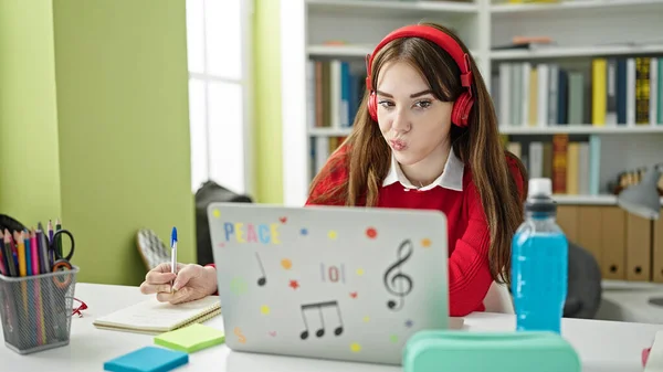 Fiatal Spanyol Diák Miután Online Lecke Írás Notebook Könyvtár Egyetemen — Stock Fotó