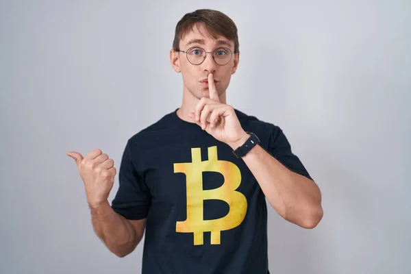 Bitcoin Tişörtü Giyen Beyaz Sarışın Adam Sessiz Olmak Istiyor Parmakları — Stok fotoğraf