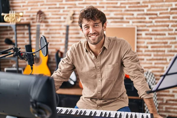 Jongeman Muzikant Glimlachend Zelfverzekerd Zittend Muziekstudio — Stockfoto