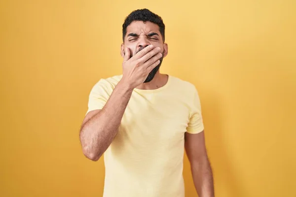 Sarı Arka Planda Duran Spanyol Sakallı Adam Ağzıyla Ağzını Kapatmaktan — Stok fotoğraf