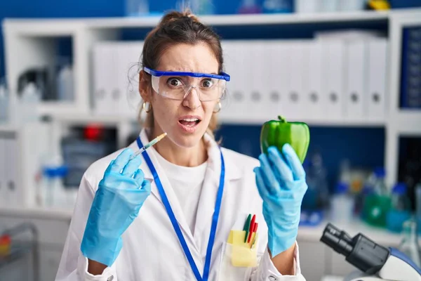 Jovem Hispânica Que Trabalha Laboratório Cientistas Com Verduras Sem Noção — Fotografia de Stock