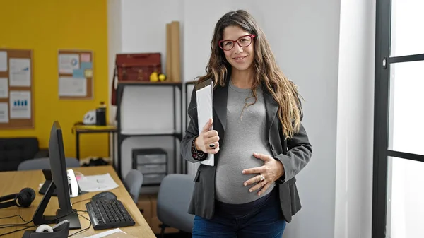 Junge Schwangere Geschäftsfrau Berührt Bauch Mit Dokumenten Büro — Stockfoto