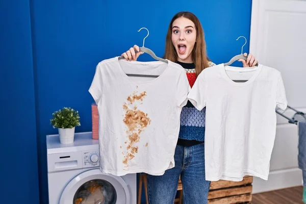 Young Hispanic Girl Holding Clean White Shirt Shirt Dirty Stain — Stock Photo, Image