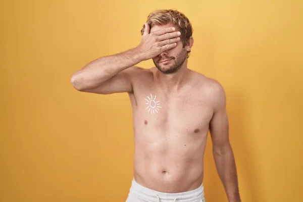 Homem Caucasiano Sem Camisa Usando Protetor Solar Cobrindo Olhos Com — Fotografia de Stock