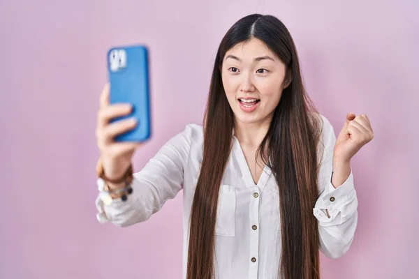 Jovem Chinesa Tirando Uma Foto Selfie Com Smartphone Gritando Orgulhoso — Fotografia de Stock