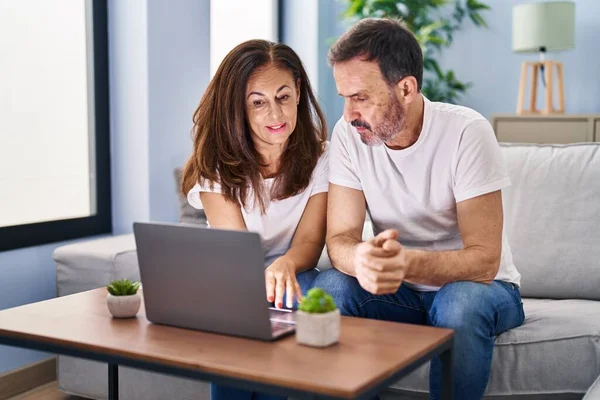 Middelbare Leeftijd Man Vrouw Paar Met Behulp Van Laptop Zittend — Stockfoto