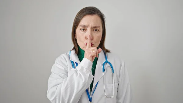 Ώριμη Ισπανόφωνη Γυναίκα Γκρίζα Μαλλιά Γιατρός Ζητώντας Σιωπή Πάνω Από — Φωτογραφία Αρχείου