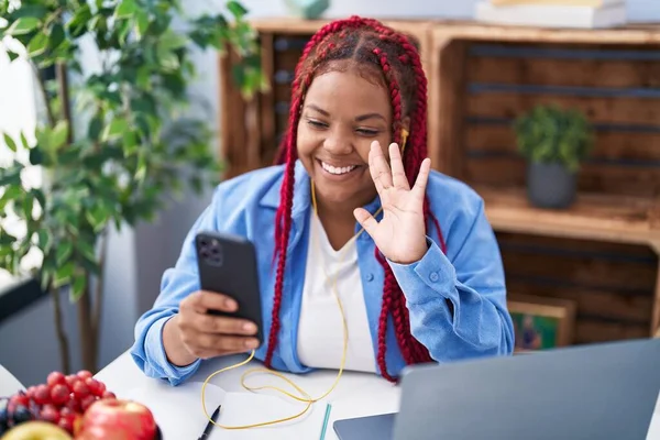 Saçları Örgülü Akıllı Telefon Kullanan Afro Amerikan Bir Kadın Masada — Stok fotoğraf