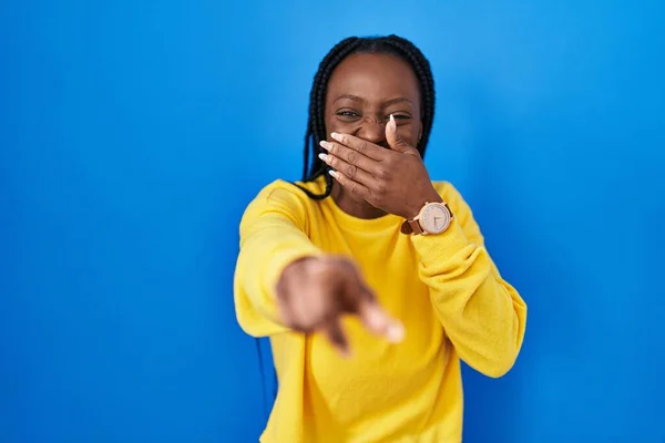 Mulher Negra Bonita Sobre Fundo Azul Rindo Você Apontando Dedo — Fotografia de Stock