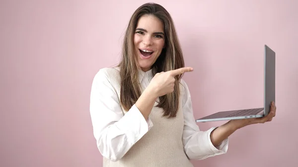 Genç Güzel Spanyol Bir Kadın Dizüstü Bilgisayarı Işaret Ederek Gülümsüyor — Stok fotoğraf
