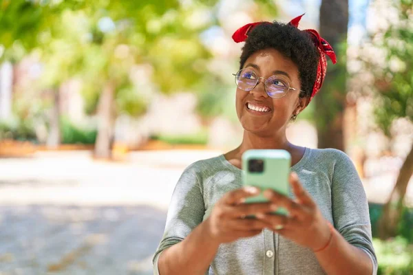 Femme Afro Américaine Souriante Confiante Utilisant Smartphone Parc — Photo